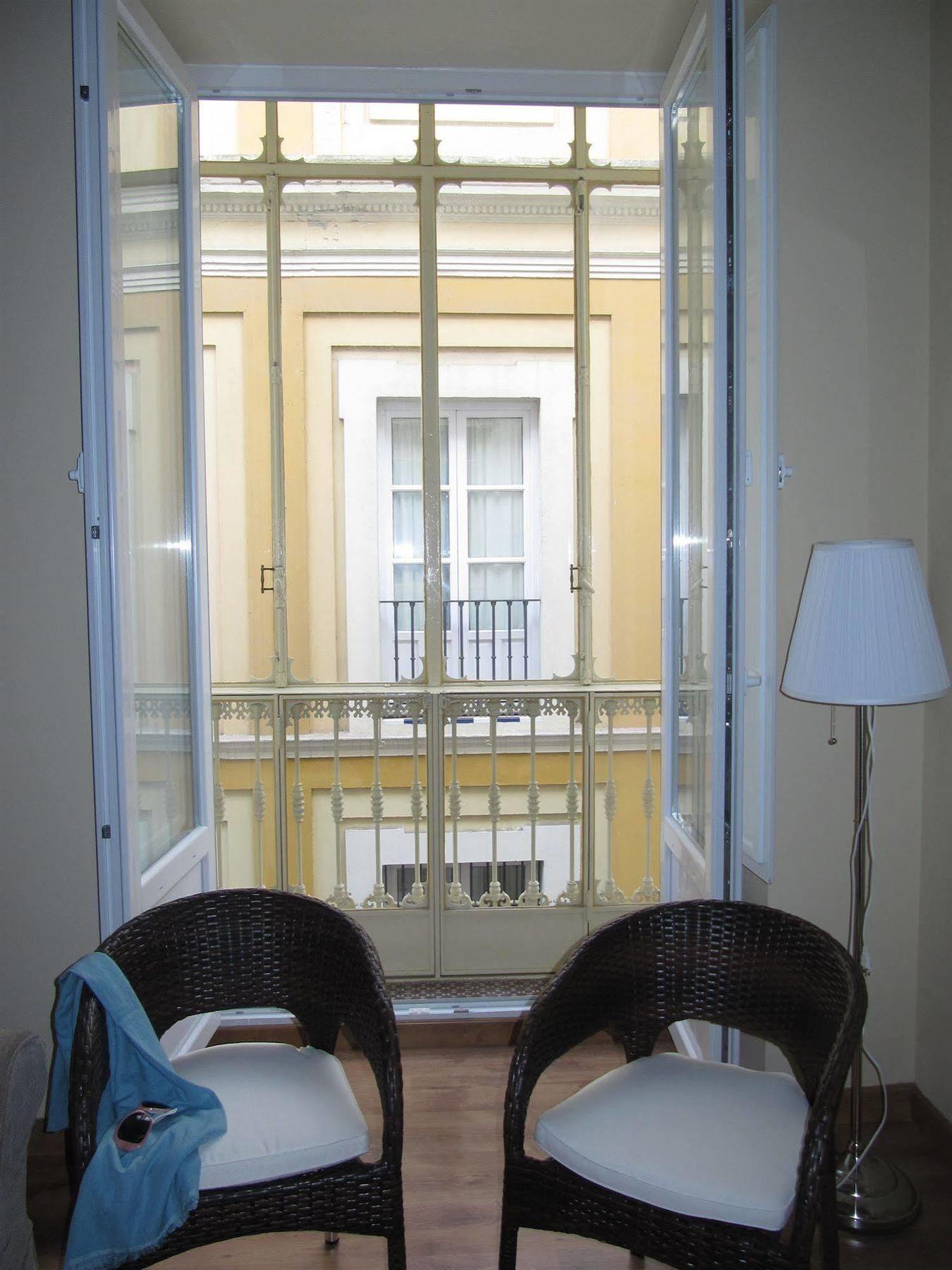 Life Apartments San Vicente Sevilla Buitenkant foto